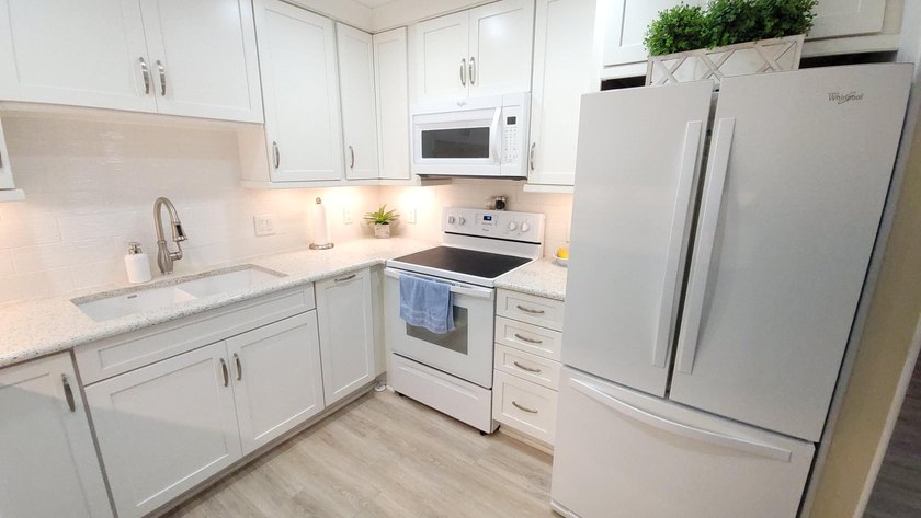 Welcome to this beautifully maintained and thoughtfully upgraded - photo 2