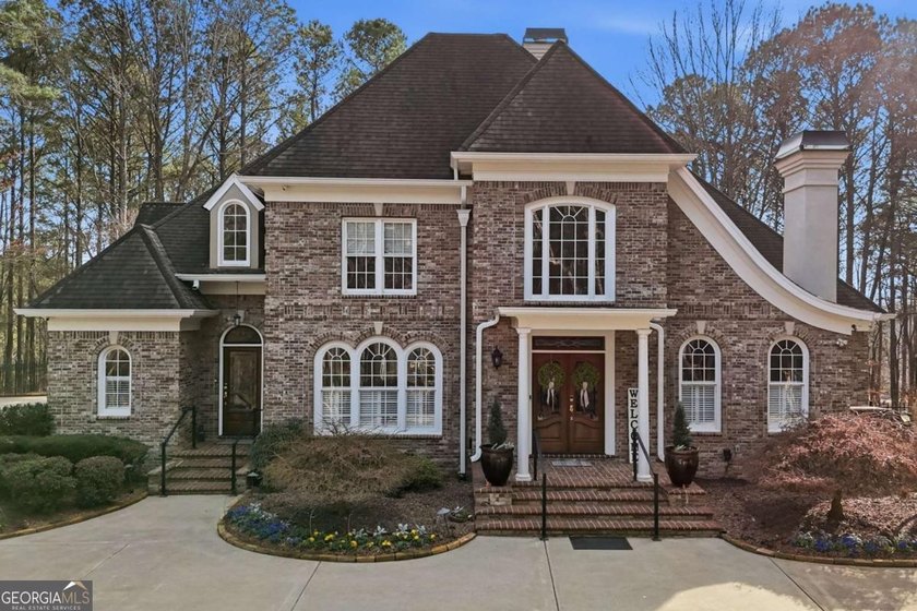 A Rare 4-Acre Family Estate Offering 6,400 SF, Pool &amp; - photo 2