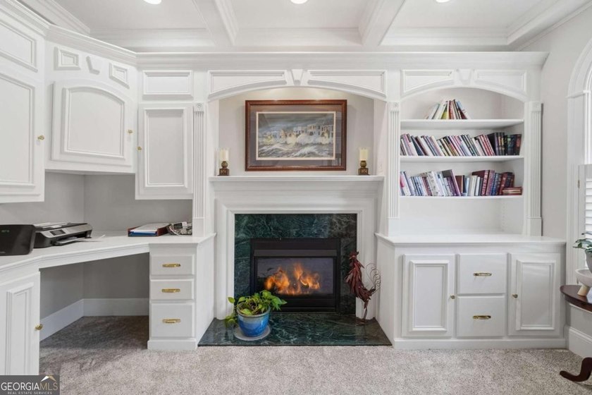 A Rare 4-Acre Family Estate Offering 6,400 SF, Pool &amp; - photo 10