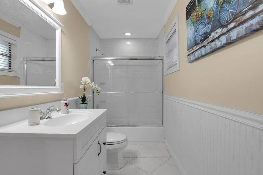 Beautifully updated and spacious townhome in the heart of - photo 17