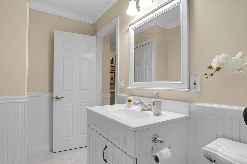 Beautifully updated and spacious townhome in the heart of - photo 18