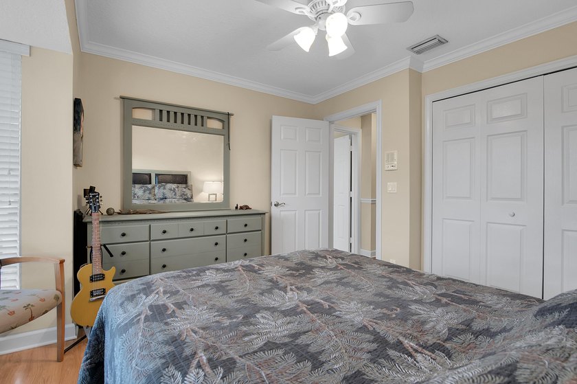 Beautifully updated and spacious townhome in the heart of - photo 20