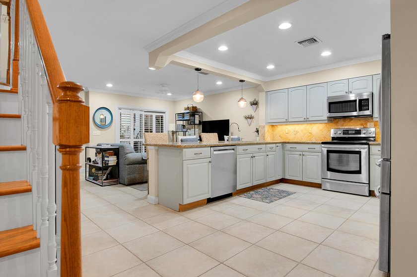 Beautifully updated and spacious townhome in the heart of - photo 24