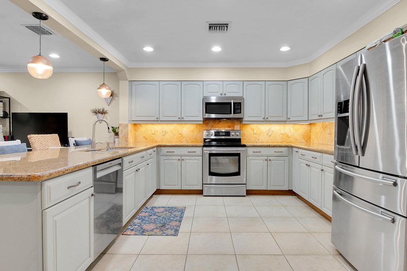 Beautifully updated and spacious townhome in the heart of - photo 25