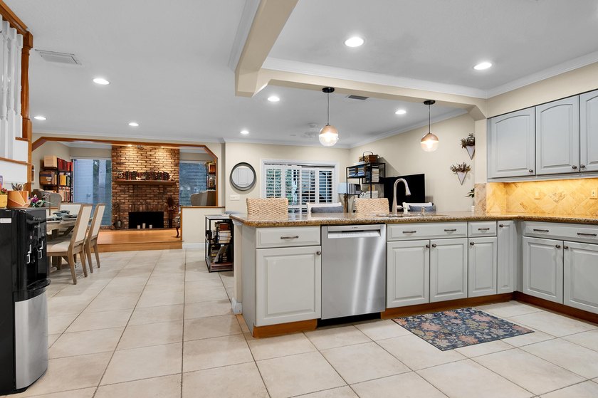 Beautifully updated and spacious townhome in the heart of - photo 28