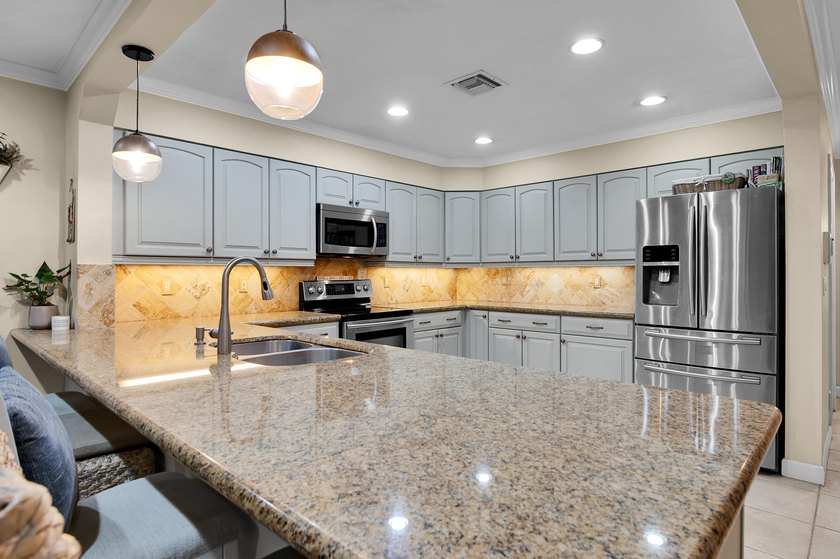 Beautifully updated and spacious townhome in the heart of - photo 30