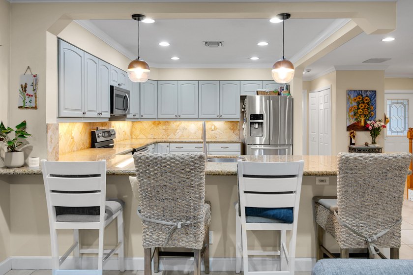 Beautifully updated and spacious townhome in the heart of - photo 32