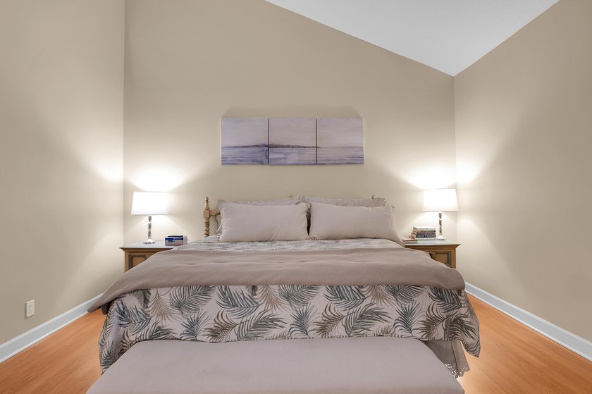 Beautifully updated and spacious townhome in the heart of - photo 37