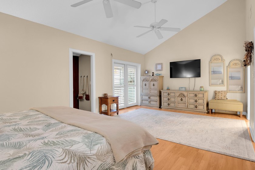 Beautifully updated and spacious townhome in the heart of - photo 38