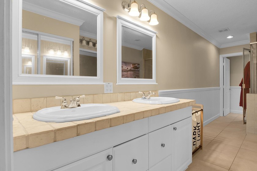 Beautifully updated and spacious townhome in the heart of - photo 42
