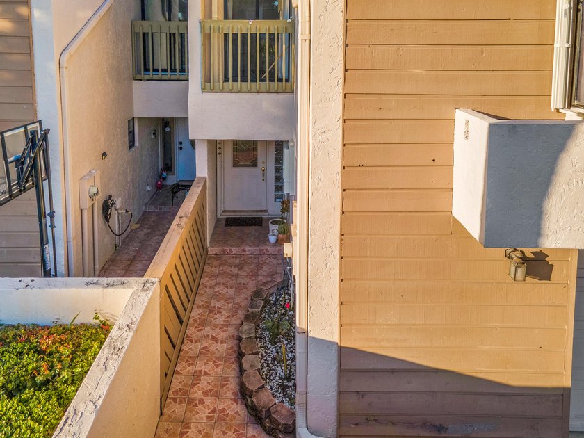 Beautifully updated and spacious townhome in the heart of - photo 45