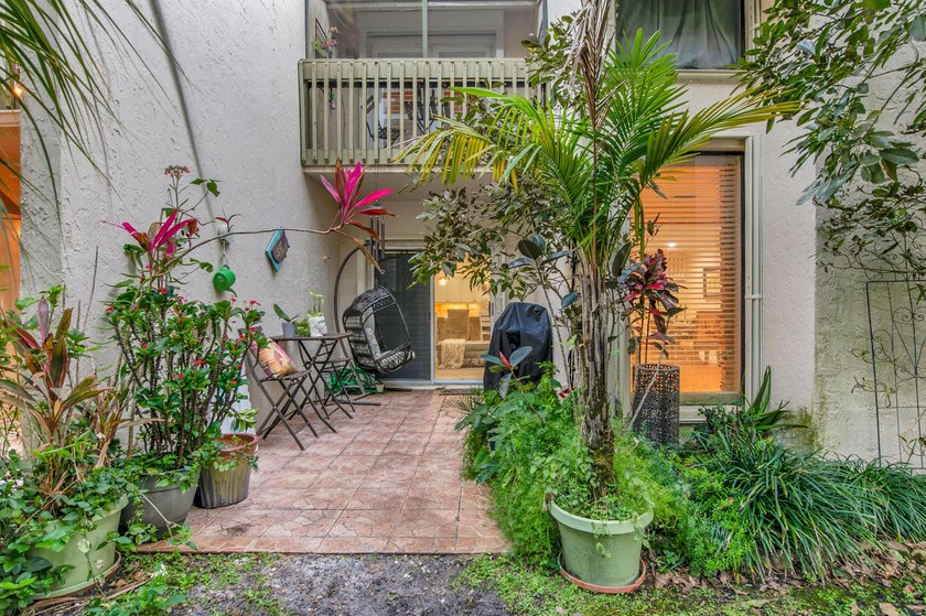 Beautifully updated and spacious townhome in the heart of - photo 49