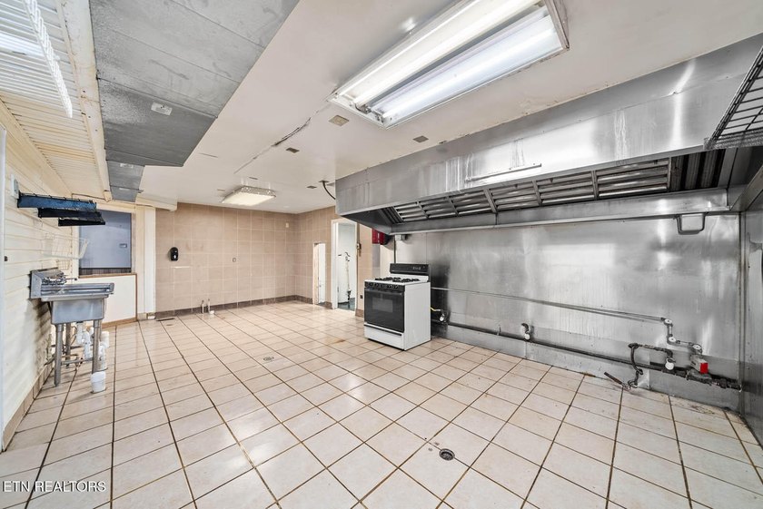 BACK ON MARKET BY NO FAULT OF THE SELLER. Buyer's financing fell - photo 31