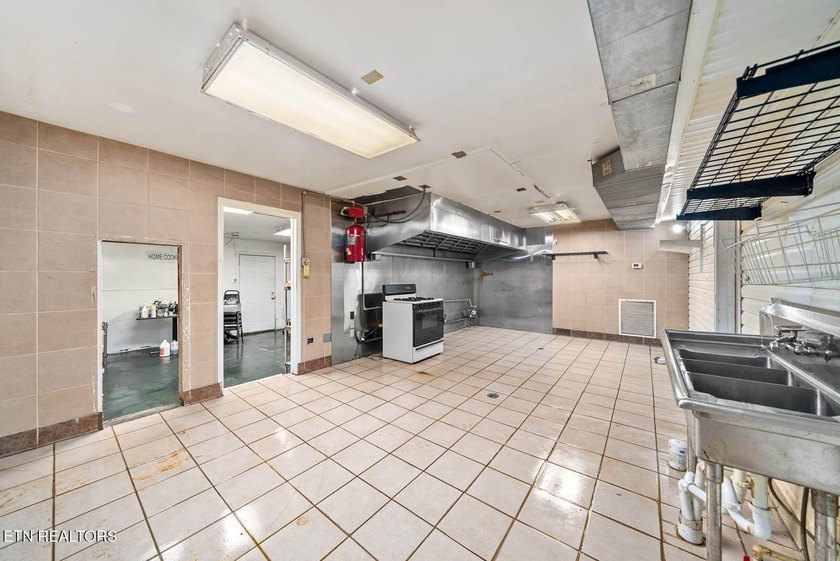 BACK ON MARKET BY NO FAULT OF THE SELLER. Buyer's financing fell - photo 32