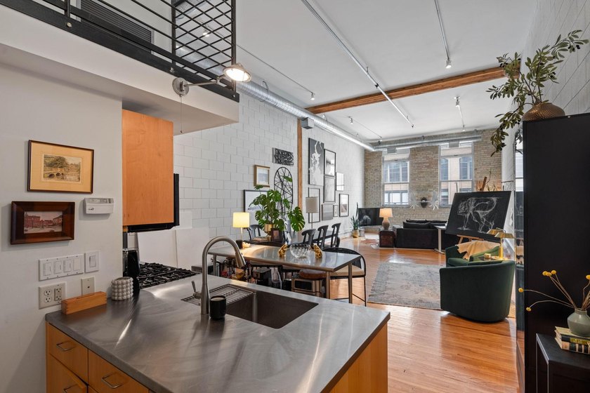 This unique true loft offers a flexible - photo 4