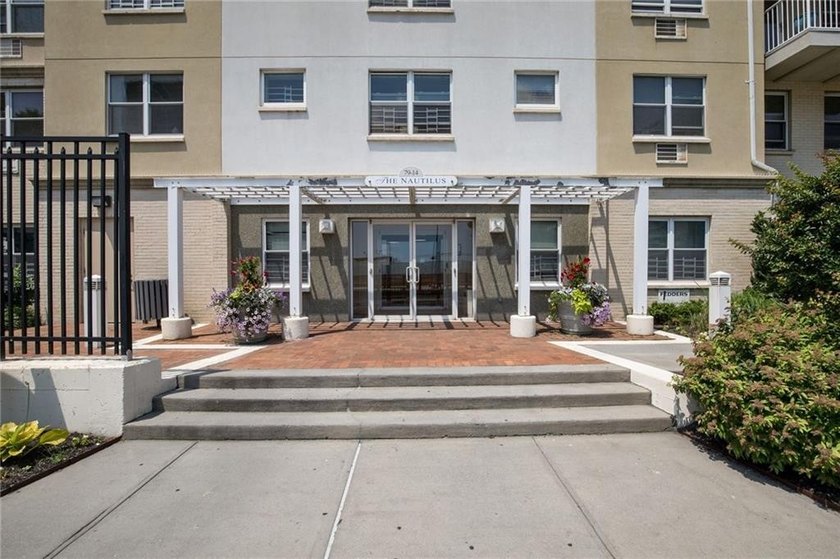 Welcome to this spacious and beautifully positioned corner-unit - photo 16