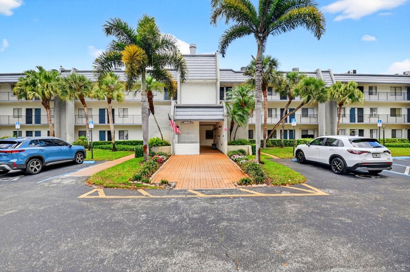 Spacious, beautifully updated and renovated 3-bed, 2-bath condo - photo 3