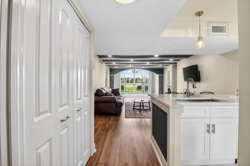 Spacious, beautifully updated and renovated 3-bed, 2-bath condo - photo 4