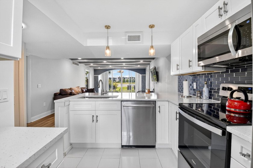 Spacious, beautifully updated and renovated 3-bed, 2-bath condo - photo 8