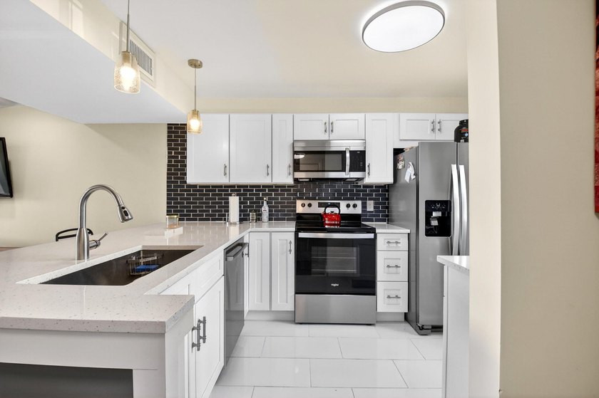 Spacious, beautifully updated and renovated 3-bed, 2-bath condo - photo 9