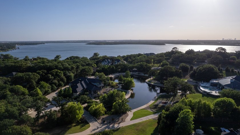 Privacy, mature trees, and a peaceful setting are becoming - photo 37