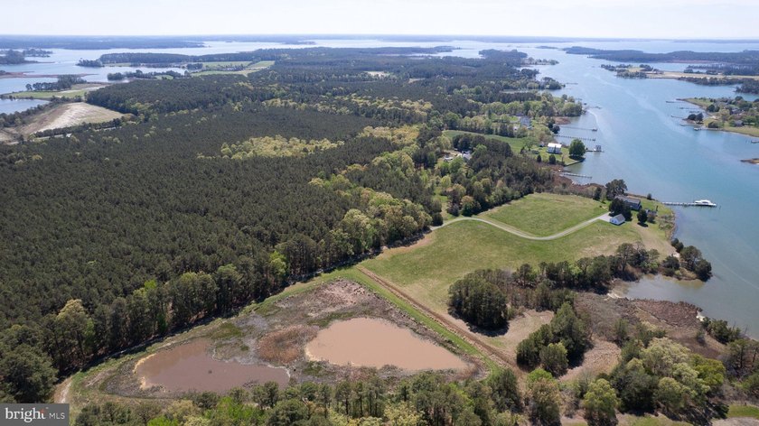 Welcome to a rare waterfront retreat on Hudson Creek offering - photo 4