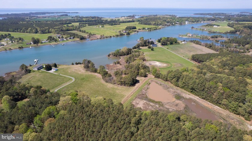 Welcome to a rare waterfront retreat on Hudson Creek offering - photo 8