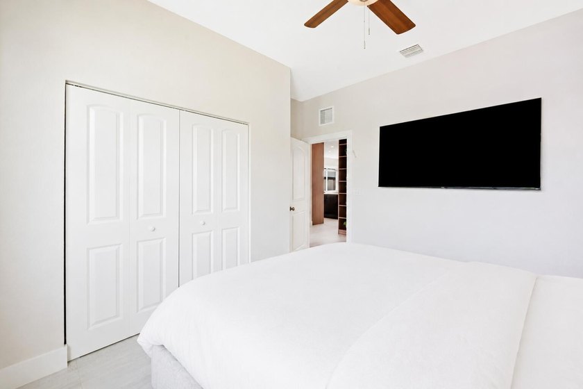 Beautifully upgraded 3-bed, 2-bath home in Oakland Park, built - photo 14