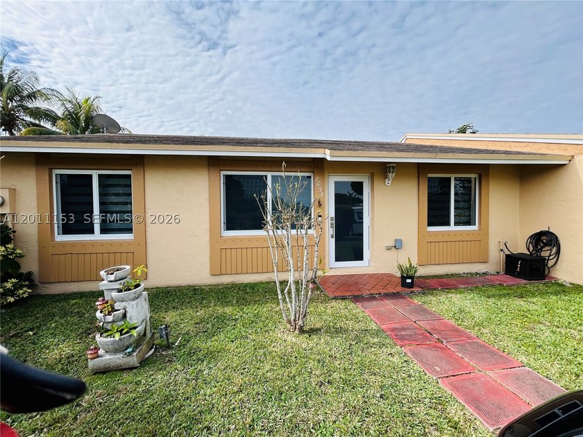 Welcome to this beautiful townhouse with 3 bedrooms and 2 - photo 2