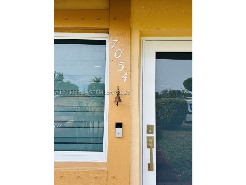 Welcome to this beautiful townhouse with 3 bedrooms and 2 - photo 3