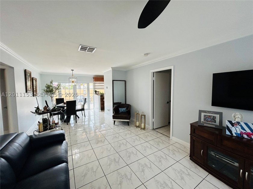 Welcome to this beautiful townhouse with 3 bedrooms and 2 - photo 5