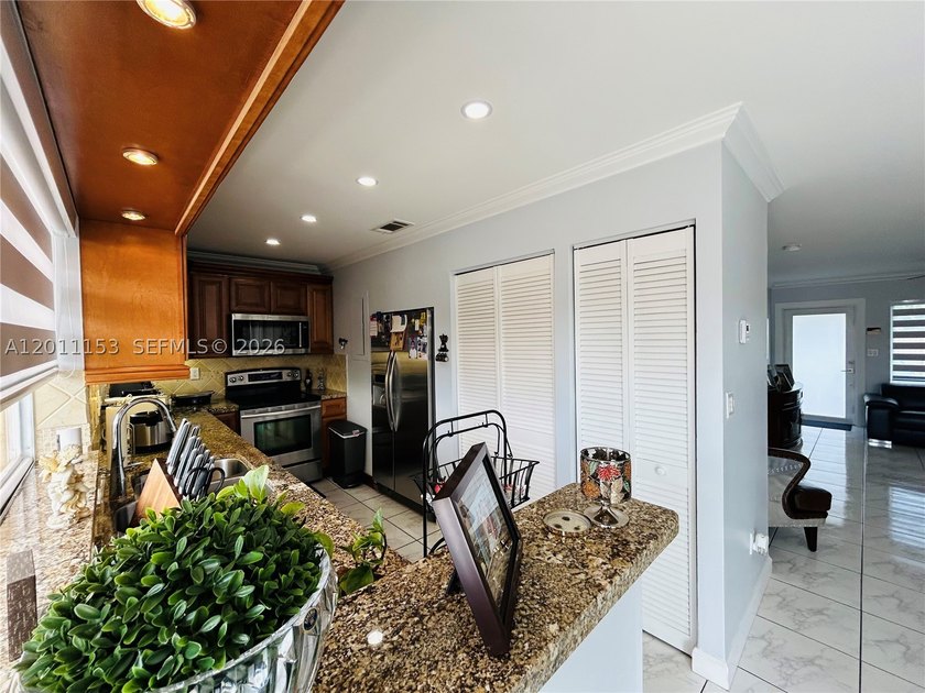 Welcome to this beautiful townhouse with 3 bedrooms and 2 - photo 9