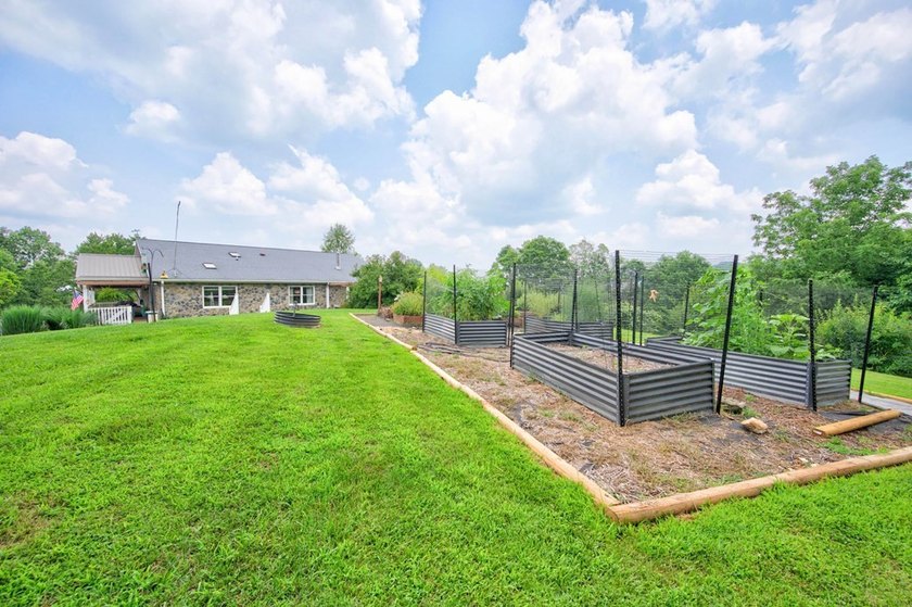 PRIVATE, GATED BLUE RIDGE MOUNTAIN ESTATE on 15.5 unrestricted - photo 49