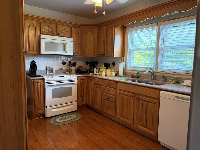 Charming updated traditional style home conveniently located in - photo 5