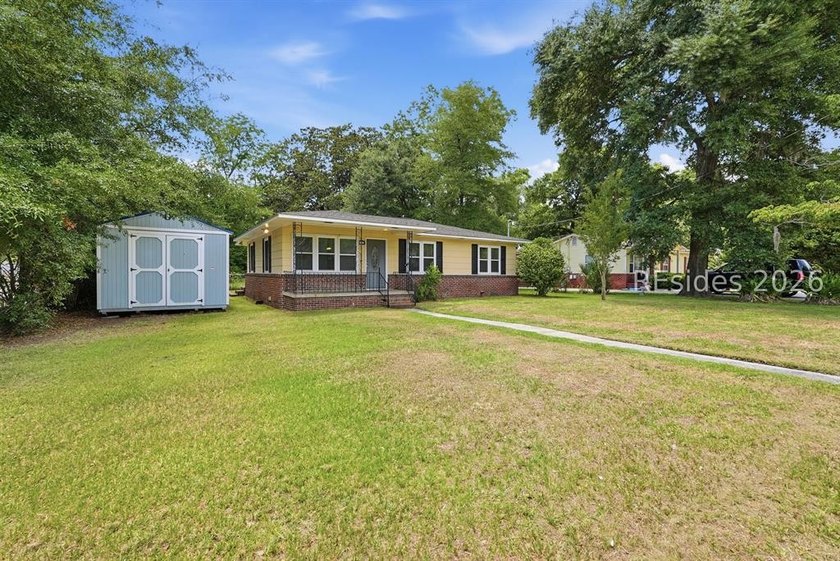 This 1,220-square-foot home in Beaufort offers a rare - photo 3