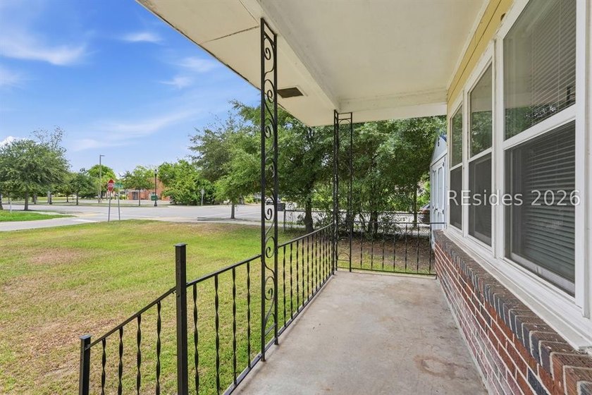 This 1,220-square-foot home in Beaufort offers a rare - photo 5