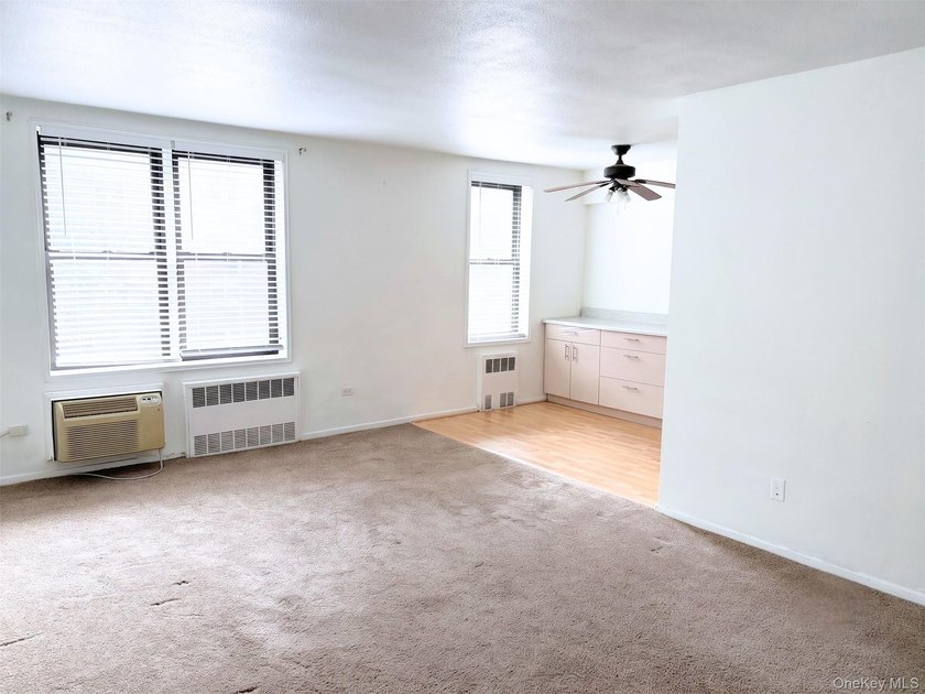 Welcome to The Douglaston Townhouse! This renovated and updated - photo 2