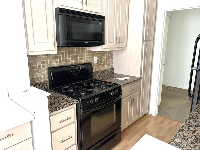 Welcome to The Douglaston Townhouse! This renovated and updated - photo 7