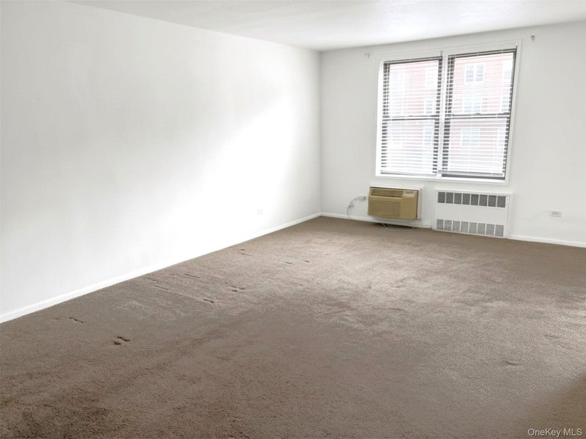 Welcome to The Douglaston Townhouse! This renovated and updated - photo 8