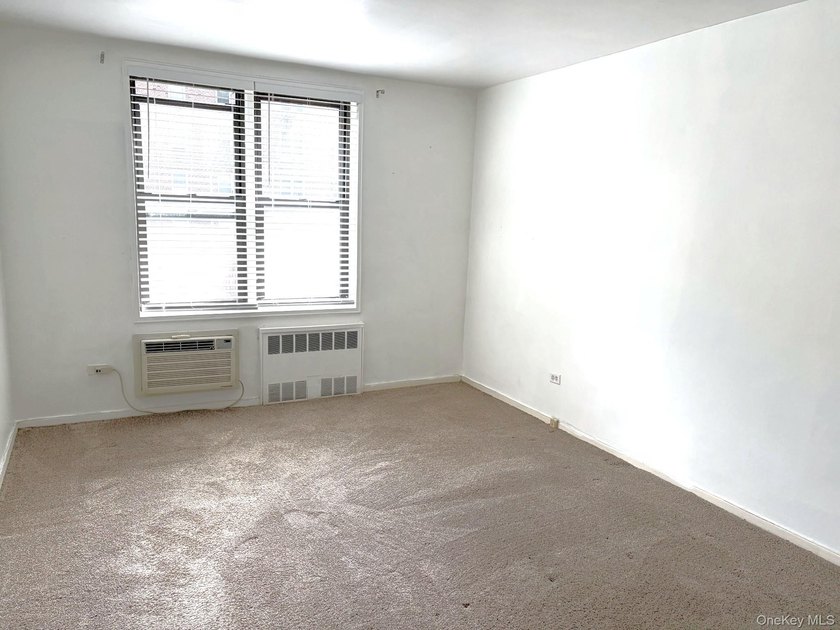 Welcome to The Douglaston Townhouse! This renovated and updated - photo 9