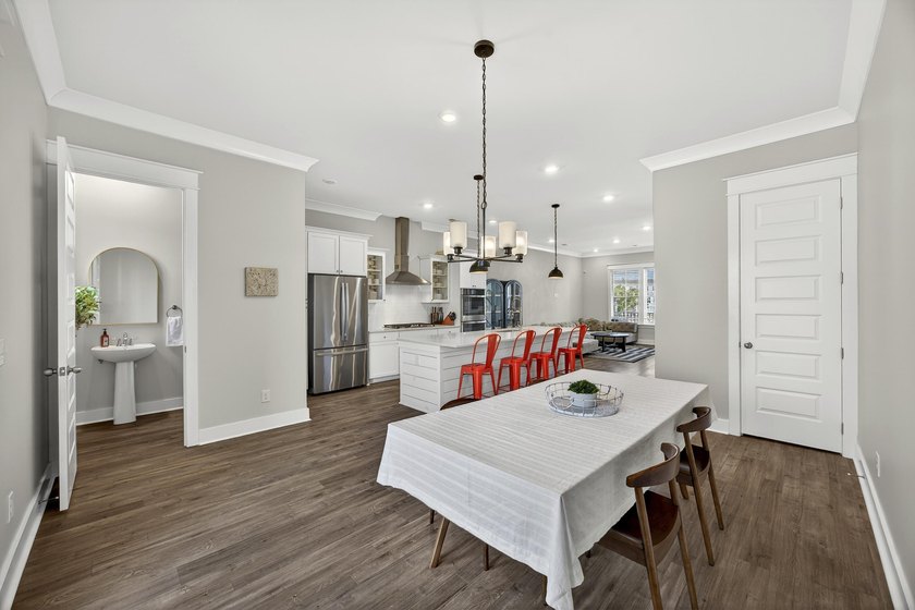 Luxury meets convenience in the sought-after marsh front - photo 3