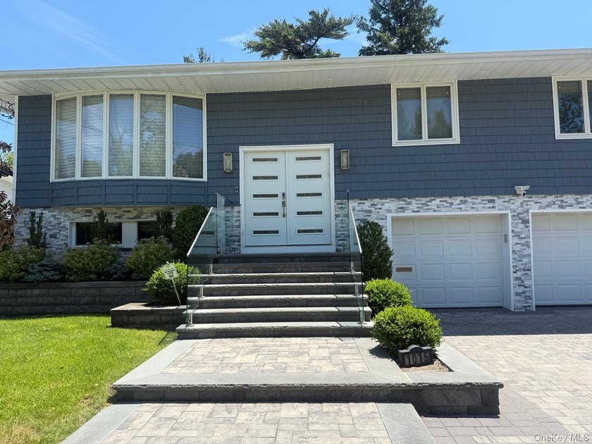 New to the market! Magnificent 6-bedroom, 3-full-bath home - photo 2