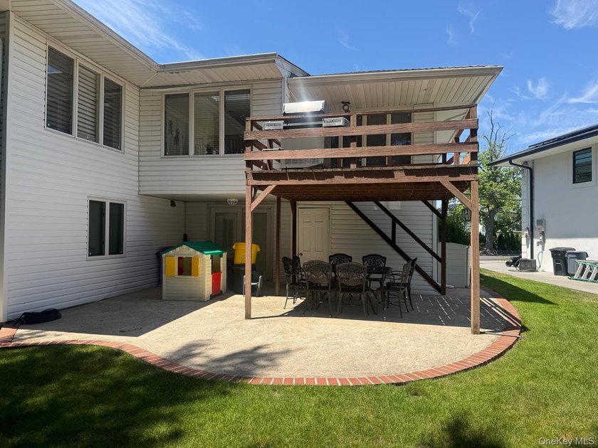 New to the market! Magnificent 6-bedroom, 3-full-bath home - photo 5