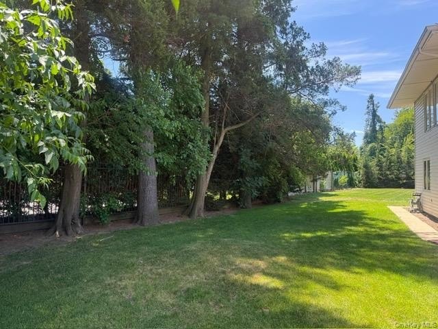 New to the market! Magnificent 6-bedroom, 3-full-bath home - photo 8