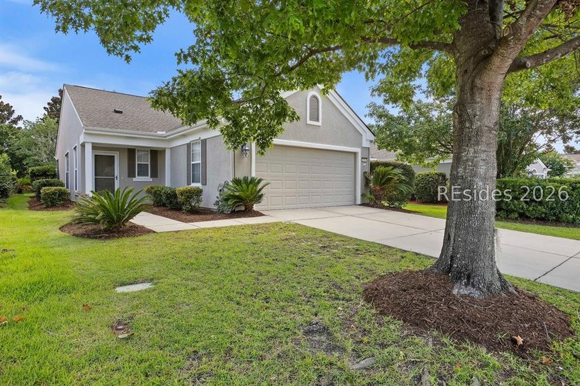 Bright, inviting and move in ready! This pristinely kept - photo 2