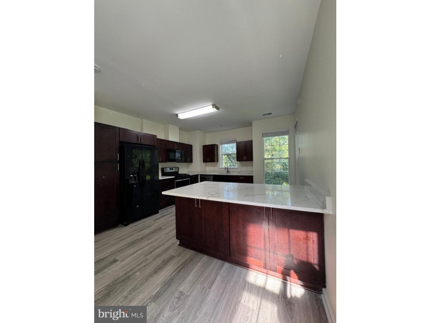 BEAUTIFUL AND SPACIOUS CONDO 2 BEDROOM 2 BATHROOM AND A DEN. NEW - photo 2