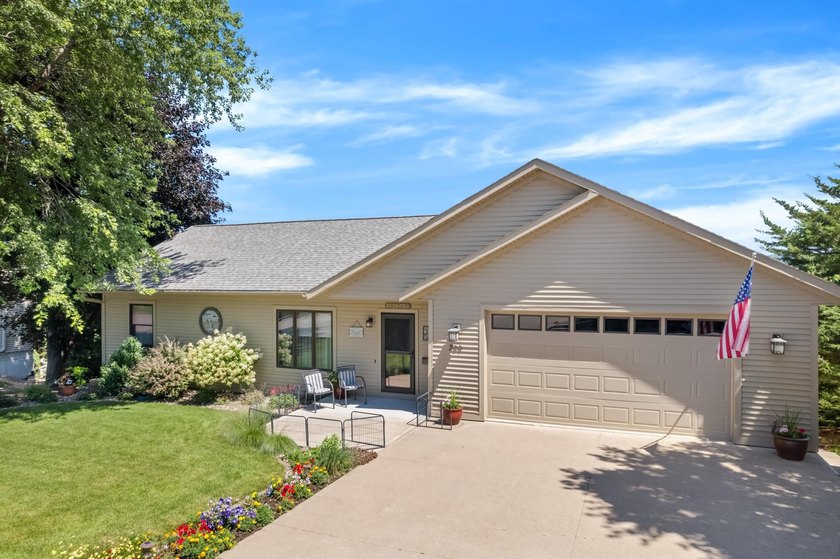 Meticulous and beautifully cared for! 329 2nd street is set and - photo 2
