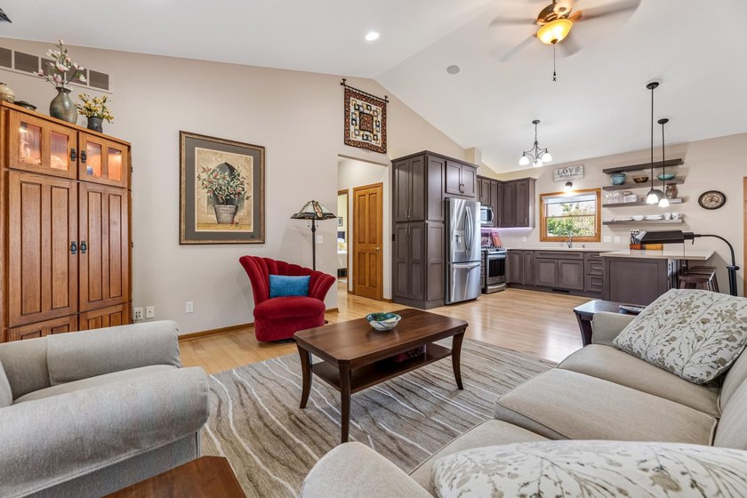 Meticulous and beautifully cared for! 329 2nd street is set and - photo 5