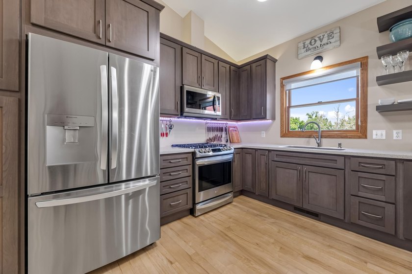 Meticulous and beautifully cared for! 329 2nd street is set and - photo 8