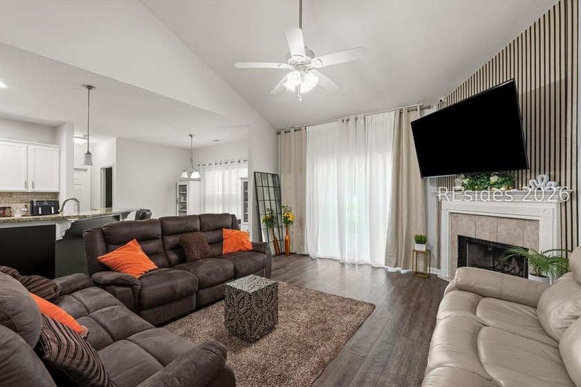 Located in the heart of Bluffton, this beautifully maintained - photo 4